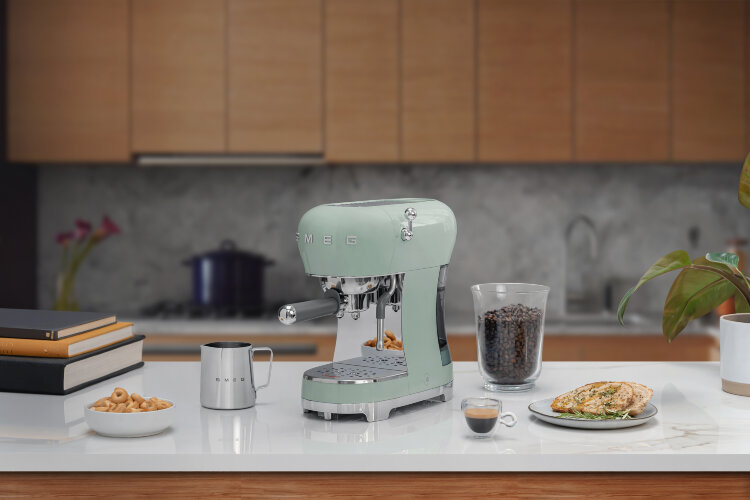 Кофемашина-эспрессо Smeg ECF02PGEU